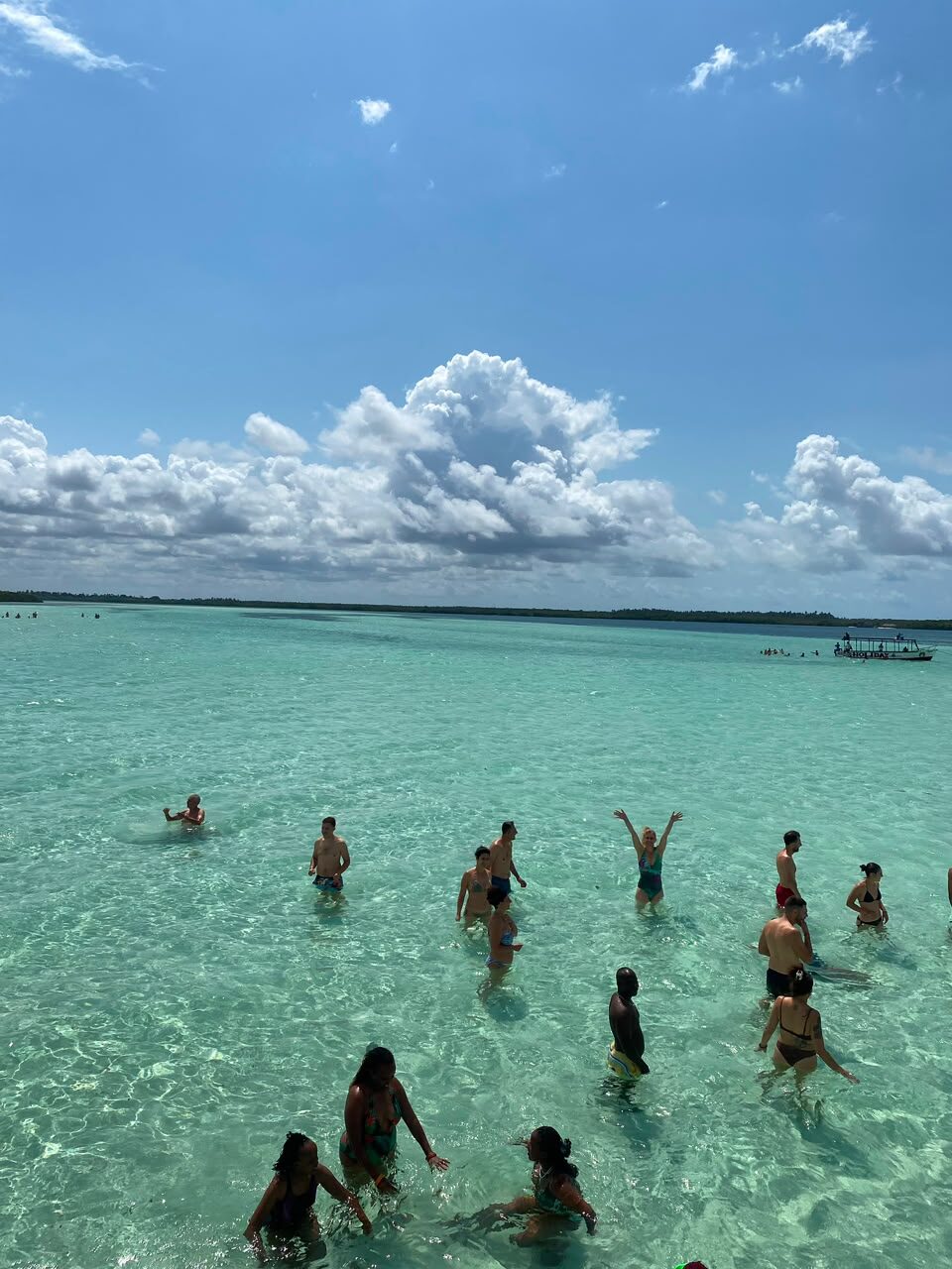 Mare turchese e turisti a Watamu
