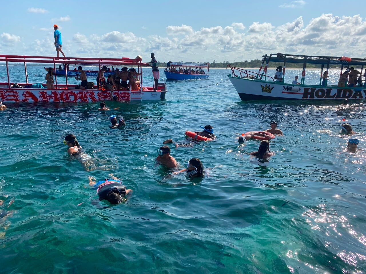Gruppo di turisti in snorkeling dalla barca a Watamu